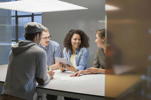 Comment organiser une série de conférences en ligne sur le développement durable et les innovations vertes ?